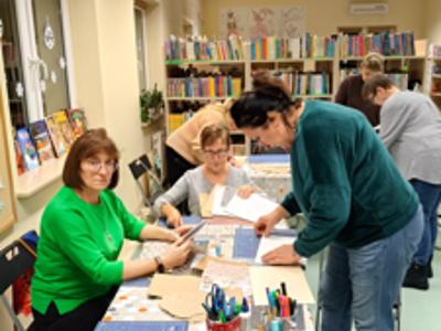 Kobiety robiące kartki świąteczne

