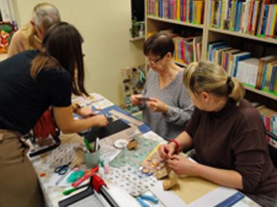 Kobiety robiące kartki świąteczne
