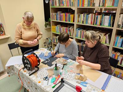 Kobiety robiące kartki świąteczne
