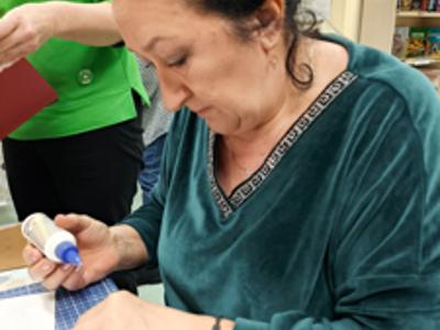 Kobieta robiąca kartkę świąteczną