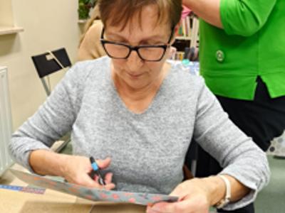 Kobieta robiąca kartkę świąteczną