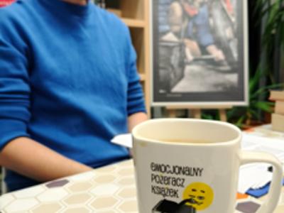Kubek z napisem: &quot;emocjonalny pożeracz książek&quot;