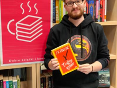 Jakub moderator DKK trzymający w ręku przyszłą pozycję