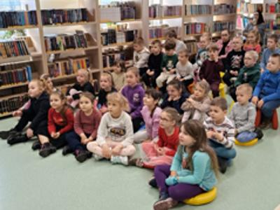Grupa dzieci oglądająca spektakl