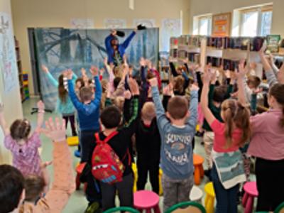Grupa dzieci oglądająca spektakl