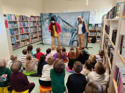 Grupa dzieci oglądająca spektakl