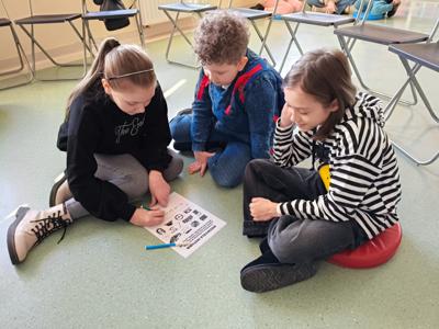 Dzieci rozwiązujące zadanie