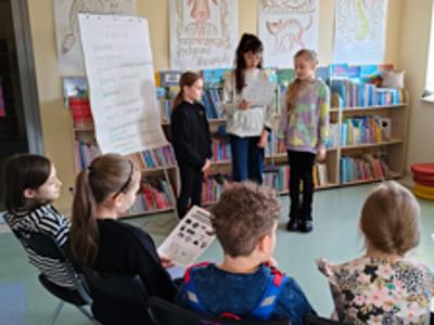 Dzieci przedstawiające efekty swojej pracy