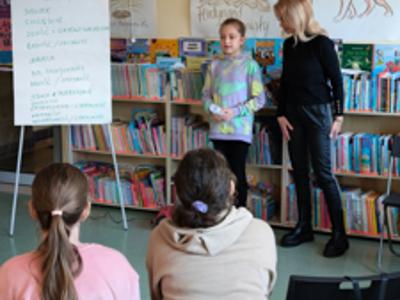 Dzieci przedstawiające efekty swojej pracy