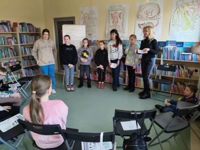 Dzieci przedstawiające efekty swojej pracy