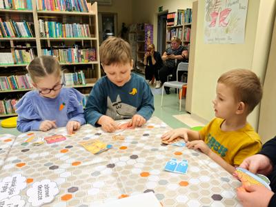Grupa dzieci robiąca zdrowe żelki