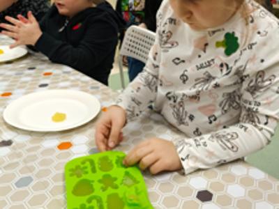 Dzieci robiące zdrowe żelki