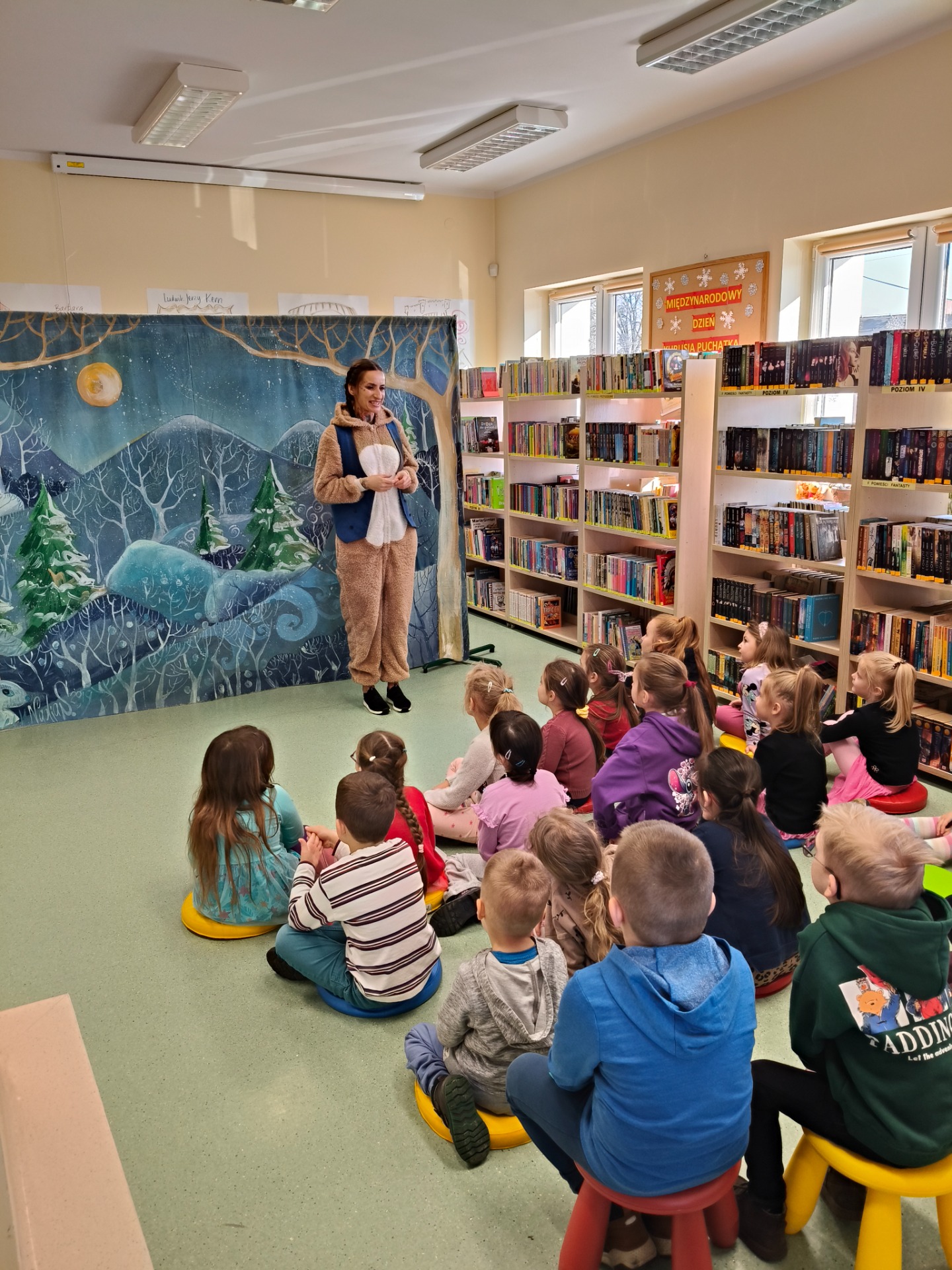 Grupa dzieci oglądająca spektakl