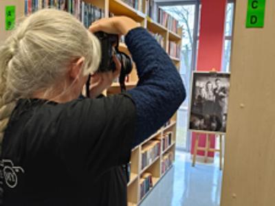 Kobieta fotografująca wystawę