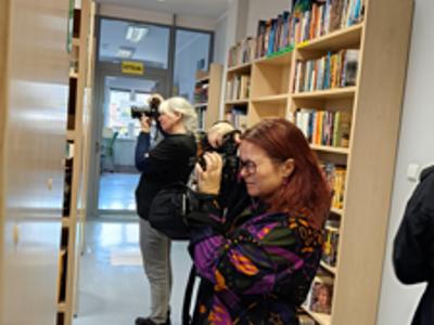 Kobieta fotografująca wystawę