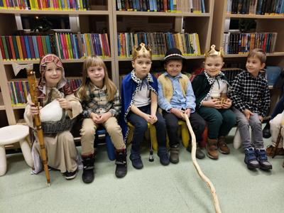 Grupa dzieci przebranych za pasterzy