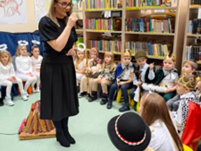 Dyrektor Monika Sobczak-Waliś zapowiada występ dzieci.