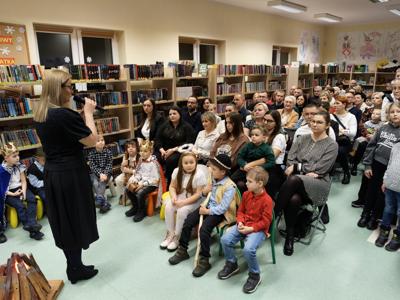 Dyrektor Monika Sobczak-Waliś zapowiada występ dzieci.