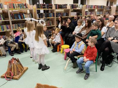 Dzieci występujące przed widownią