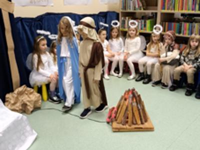 przebrane dzieci na scenie