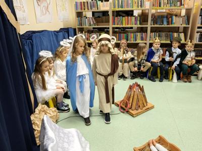 przebrane dzieci na scenie