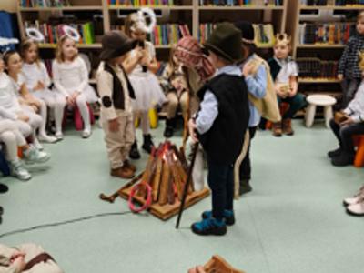 przebrane dzieci na scenie