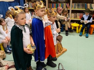 przebrane dzieci na scenie