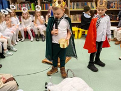 przebrane dzieci na scenie