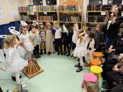 przebrane dzieci na scenie