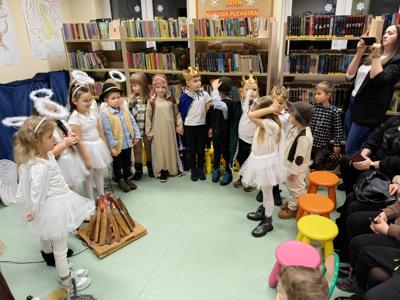 przebrane dzieci na scenie