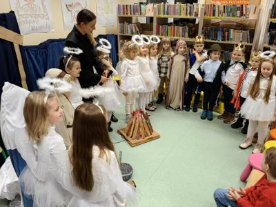 przebrane dzieci na scenie