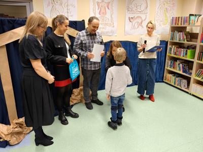 Zespół wręczający nagrody z chłopcem