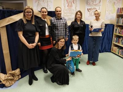 Zespół wręczający nagrody z chłopcem