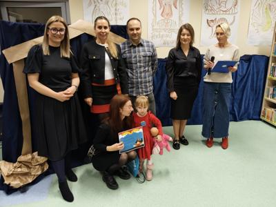 Zespół wręczający nagrody z dziewczynką