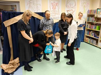 Zespół wręczający nagrody z chłopcem