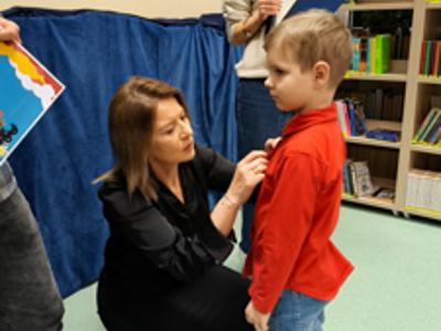 Zespół wręczający nagrody z chłopcem