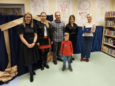 Zespół wręczający nagrody z chłopcem