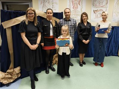 Zespół wręczający nagrody z dziewczynką