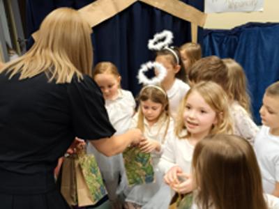 Monika Sobczak-Wakiś wręcza upominek występującej młodzieży