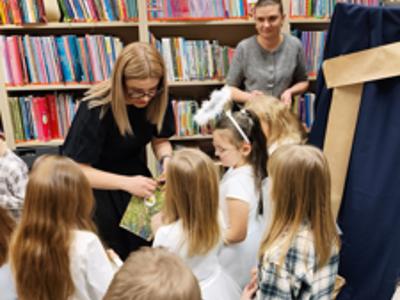 Monika Sobczak-Wakiś wręcza upominek występującej młodzieży