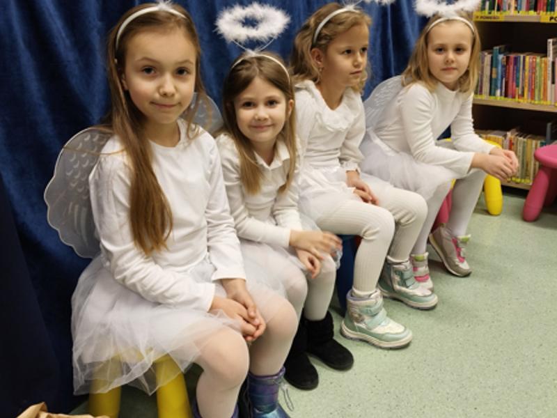 Grupa dzieci przebranych za aniołki