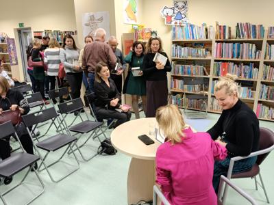 Anna Kamińska rozdająca autografy