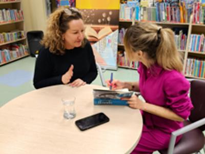 Anna Kamińska rozdająca autografy