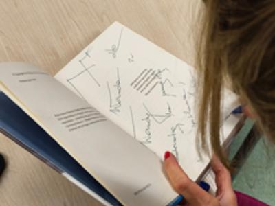 Anna Kamińska rozdająca autografy