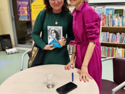 Anna Kamińska rozdająca autografy