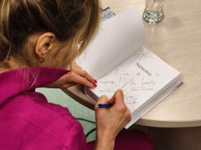 Anna Kamińska rozdająca autografy