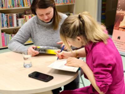 Anna Kamińska rozdająca autografy