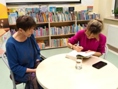 Anna Kamińska rozdająca autografy