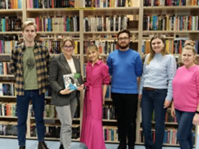 Zdjęcie grupowe bibliotekarzy z Anną Kamińską