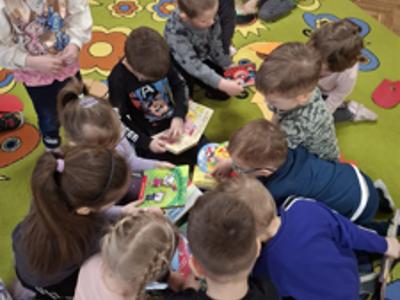 Grupa dzieci podczas zajęć